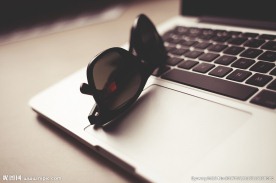 MacBook上的墨镜特写