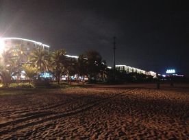 夜晚的三亚湾沙滩