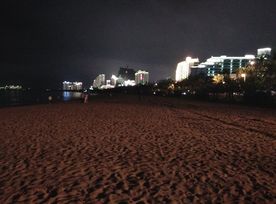 夜晚三亚湾一角