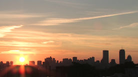 早晨城市太阳升起