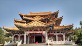 蓝天下的寺庙