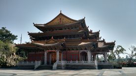 蓝天下的寺庙