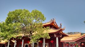 蓝天下的寺庙