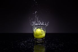 溅起水花的水杯