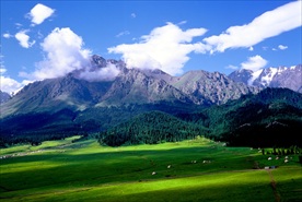 雪山草原风景图