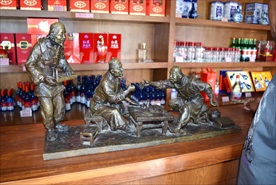 雕塑铜人摆件图片