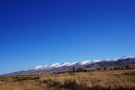 草原雪山