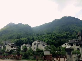 青山脚下灰白住宅