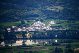 齐云山山麓