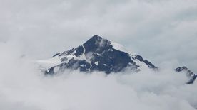 孤立在云海的山峰
