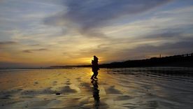 海滩上玩耍的小孩