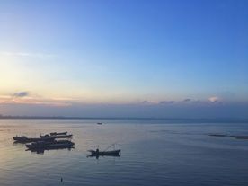 落日下的海