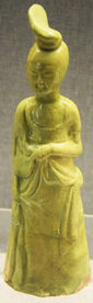 青釉侍女陶塑