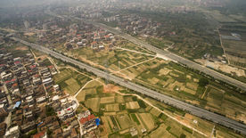 穿过乡村耕地的公路
