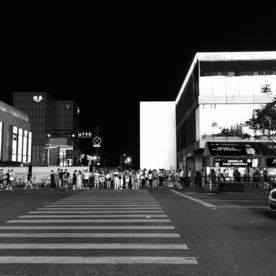 等待过马路的行人