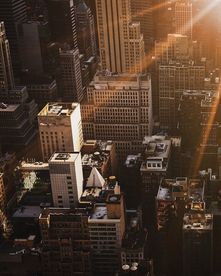 夕阳下的城市高楼