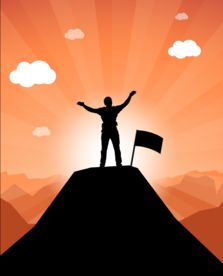 阳光中站在山顶举起双手的男性