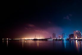 夜幕下的城市