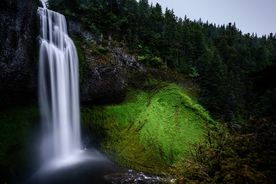 瀑布高山流水背景