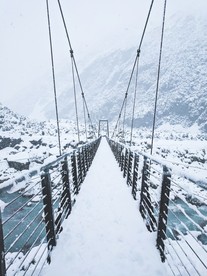 落满白雪的大桥