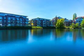 河边的城市建筑