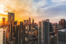 夕阳下的城市建筑