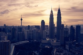 夕阳下的城市高楼