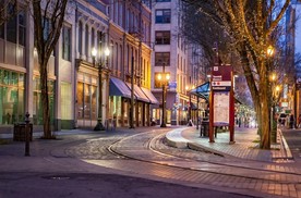 夜色下的城市道路