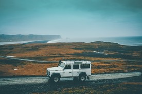 公路上行驶的汽车