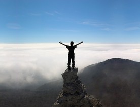 徒步登山的人
