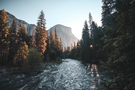 深山里的河流