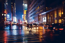 夜色下的城市道路