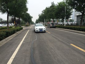 道路上行驶的汽车