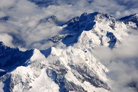 耸入云层的高山