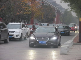 公路上行驶的汽车
