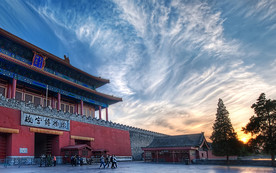 日暮下的宫殿建筑