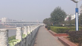 锦江河畔的石砌雕花护栏
