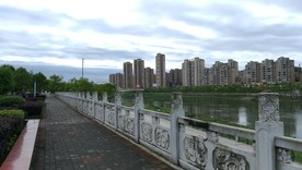 锦江河畔的石砌围栏