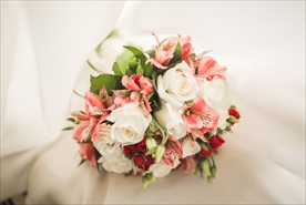 玫瑰小百合花束