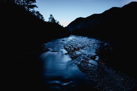 夜色下的河流