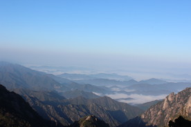 远处的云海和山峰