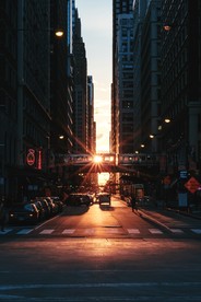 夕阳下的城市建筑