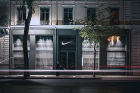 夜色下的城市街道