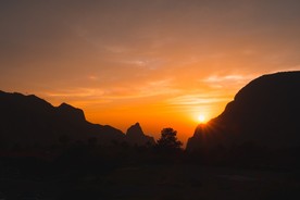 夕阳下的大山风景