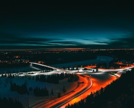 夜色下的城市道路