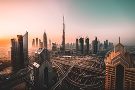 夕阳下的城市高楼