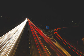夜色下的道路风景