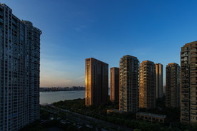 夕阳下的城市高楼