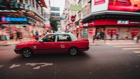 街道上疾驰的计程车