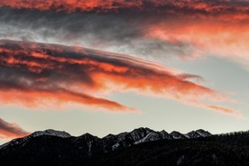 夕阳下的大山风景